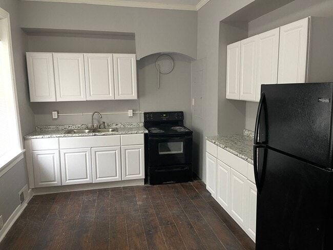 Building Photo - Large Spacious 4 BR 1.5 BA Ready to be Cal...