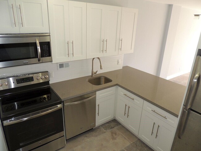 Building Photo - 1455 N Treasure Dr