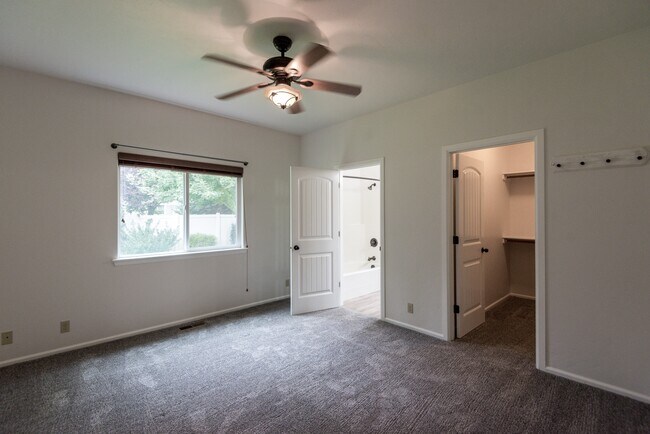 Building Photo - 2743 Spruce Dr