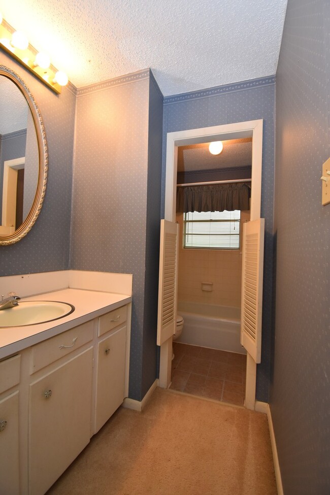 Building Photo - Spacious 3 Bed 2 Bath