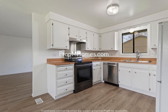 Building Photo - Updated Three Bedroom Home in McMinnville!