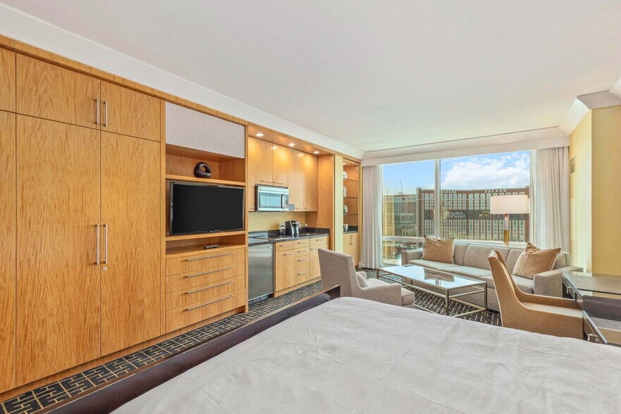 Building Photo - 2000 Fashion Show Dr