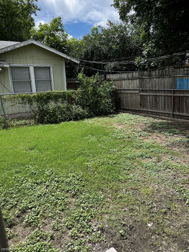 Building Photo - 2 br, 1 bath Duplex - 2510 Seminole St Dup...