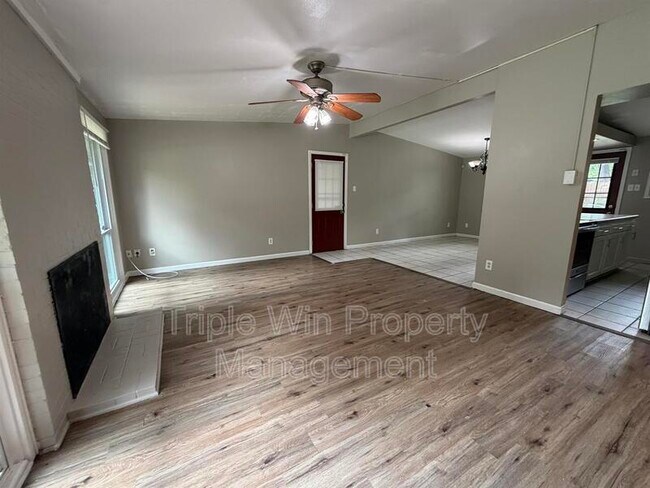 Building Photo - 865 Robinwood Dr
