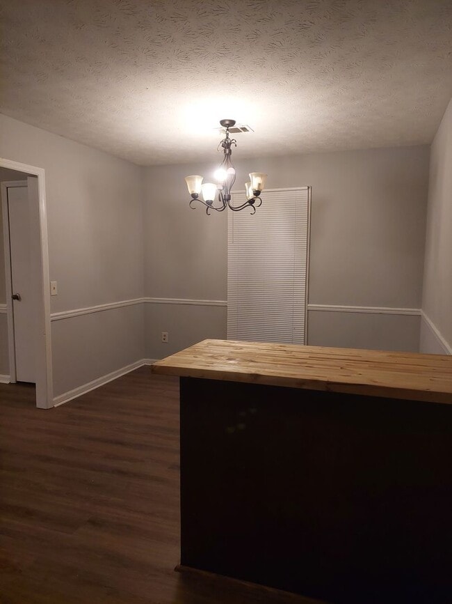 Building Photo - 3062 Viking Dr