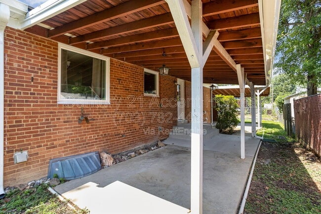 Building Photo - 3233 Holly Hill Dr