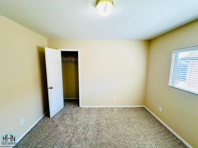 Building Photo - Looking for space, comfort, and convenienc...