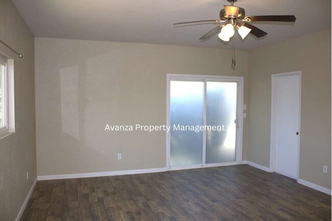 Building Photo - 1 Year Lease 1 Bed  1 Bath  Rent: $1,095 D...