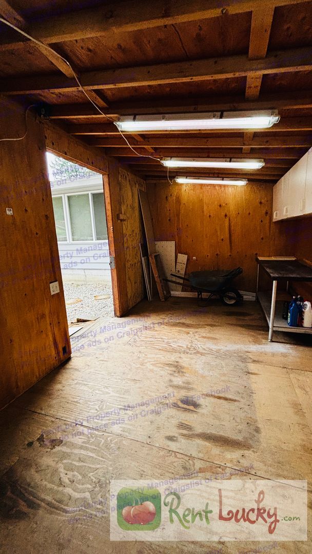 Building Photo - Charming 3 Bedroom Rambler + Large Storage/Shop  | Kent, WA