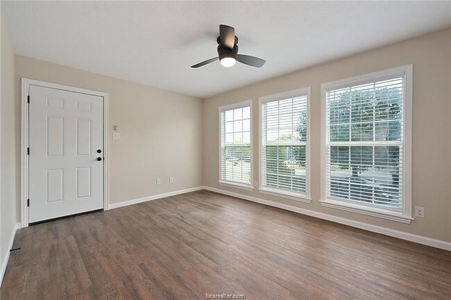 Building Photo - 403 Manuel Dr