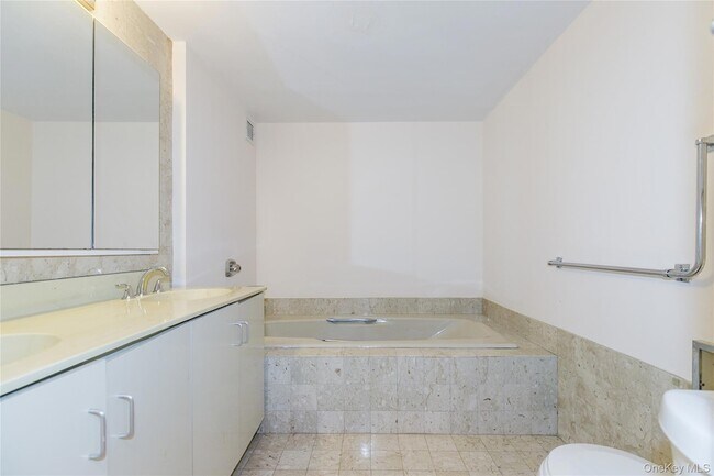 Building Photo - 12 Bond St