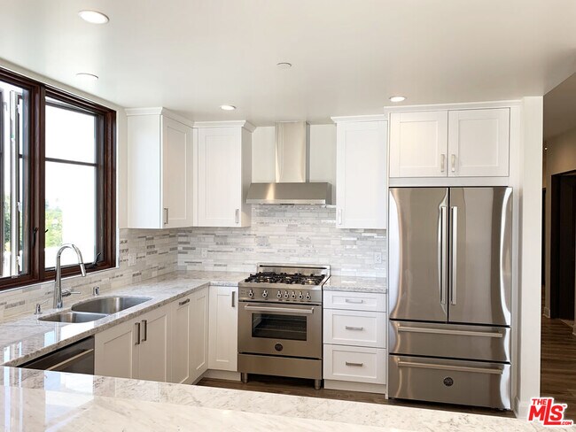 Building Photo - 859 S Lucerne Blvd