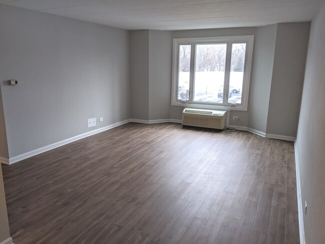 Building Photo - 1 Renaissance Pl