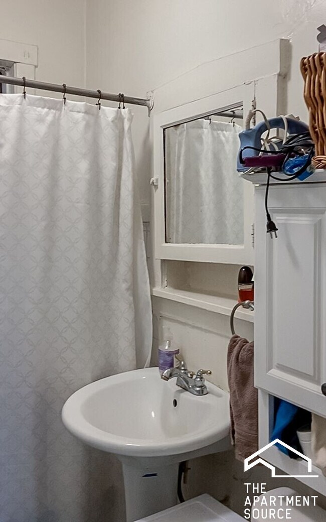 Building Photo - 630 W Arlington Pl