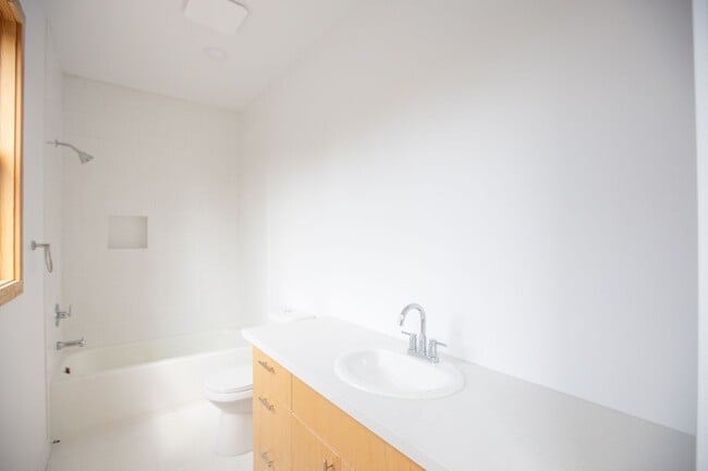 Building Photo - *** 3 Bedroom New Build In SE ! ONE MONTH ...