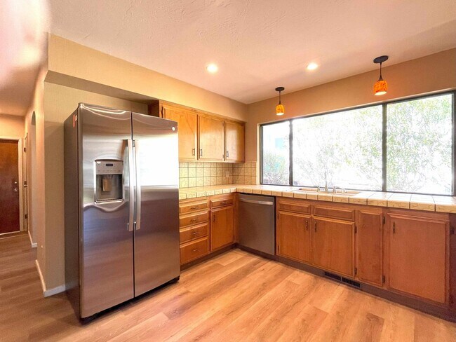 Building Photo - 3/2 plus a large bonus room-Home on golf c...