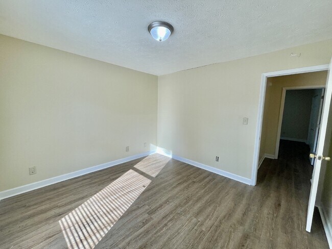 Building Photo - 2 bedroom, 1.5 bathroom townhome in Creeks Edge. Accepts Section 8.