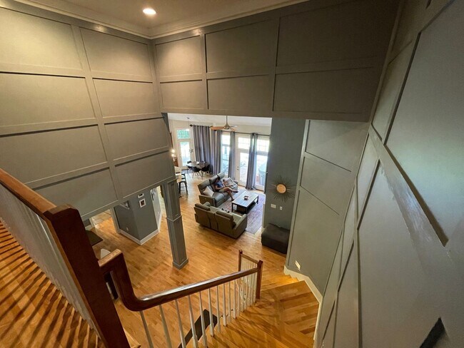 Building Photo - CASTLE LAKES - HOME W/ POOL