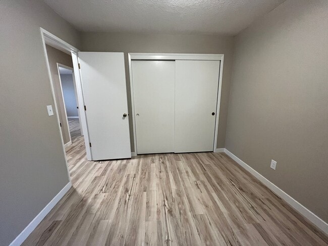 Building Photo - Spacious lower unit in refurbished duplex