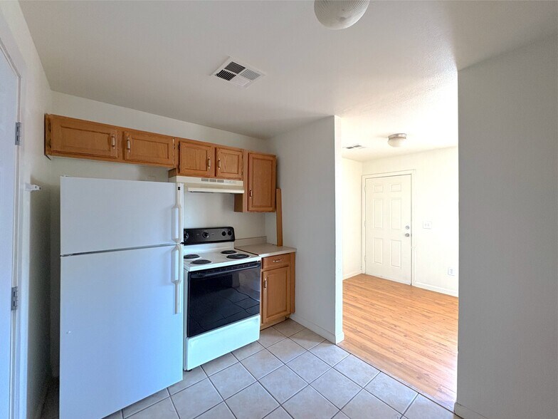 Building Photo - 425 N 18th Dr
