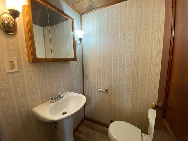 Building Photo - Room to Spread Out: 4BR/1.5BA Near Highways & Shopping