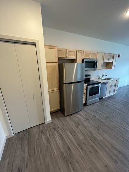 Kitchen-Stainless Steel Appliances - 202 Valley Green Sq