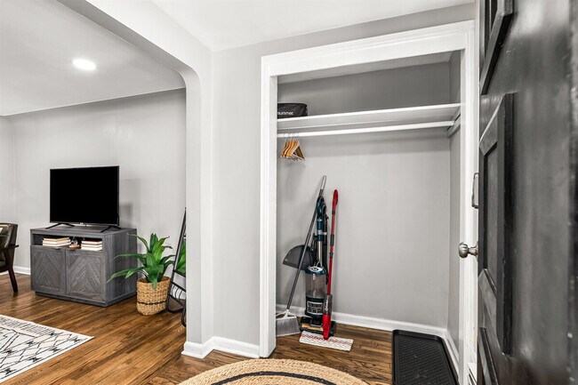 Building Photo - 8254 Mary Ann Ave