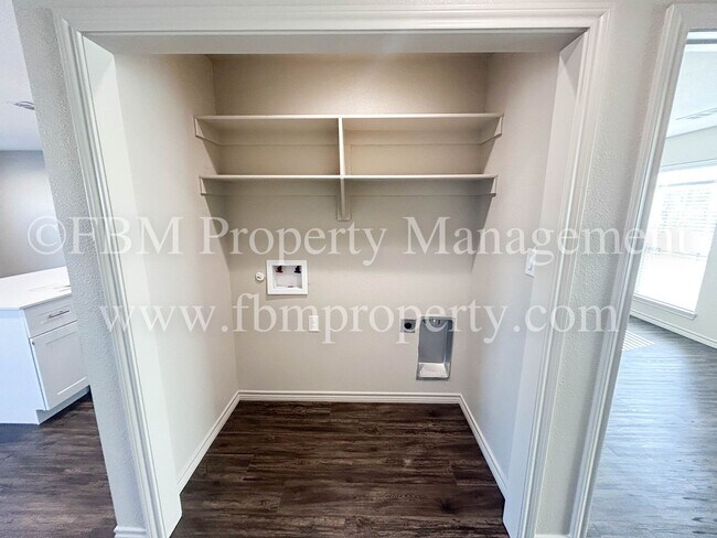 Building Photo - Hidden Creek Townhomes, Unit 611 - Downstairs 2 Bedroom, 2 Bathroom Home in Ennis, TX