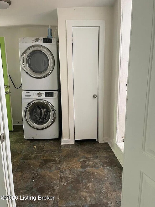 Building Photo - 521 E Ormsby Ave