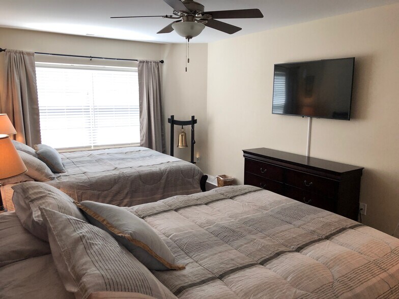 2nd bedroom (2 queen beds) - 235 N Whittaker St