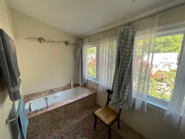 Building Photo - 2354 King Pl NW