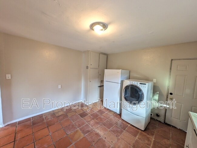 Building Photo - 542 Alvarado Dr SE