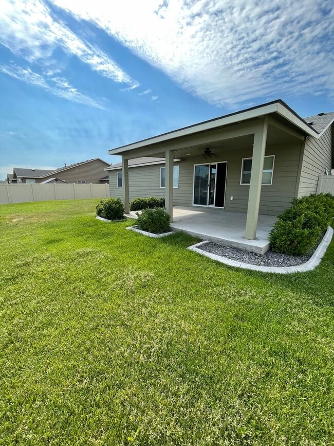Building Photo - Beautiful Three Bedroom Two Bath in Kennewick