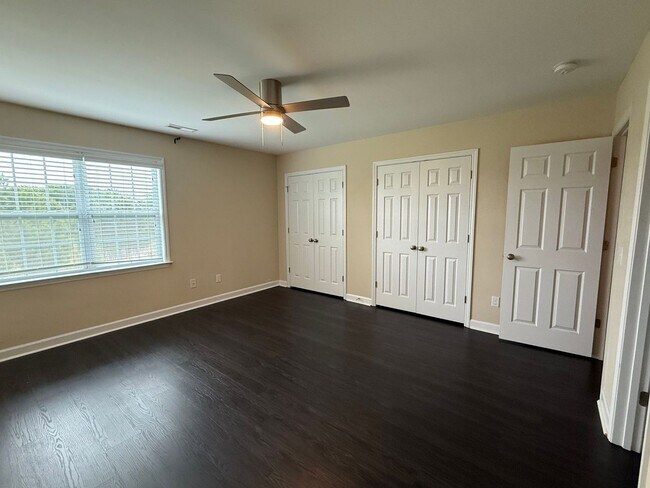 Building Photo - Nice 2 bedroom, 2.5 bath Townhouse