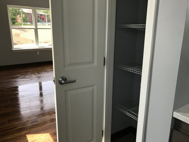 Building Photo - 10 E Ridge Dr