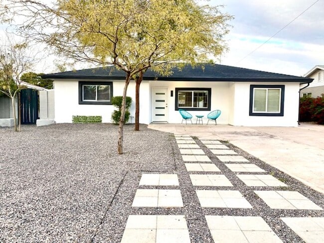 Building Photo - Modern Centrally Located 3 bed, 2 bath w/Large back yard