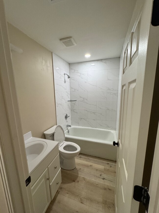 Building Photo - 111 Land Ct