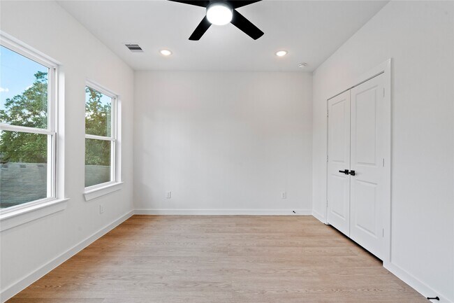 Building Photo - 1031 North Ln