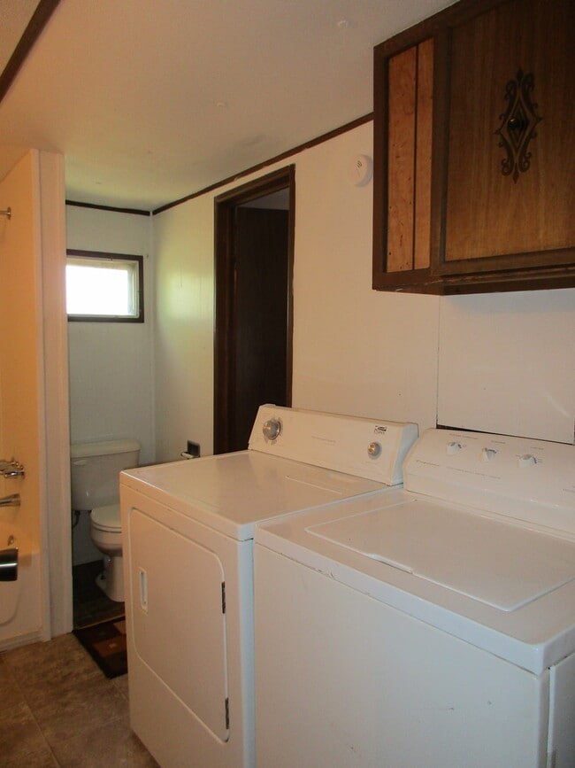Building Photo - 2 bedroom 1.5 bath with Covered Deck and C...
