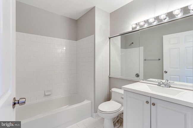 Building Photo - 31 Lambourne Rd