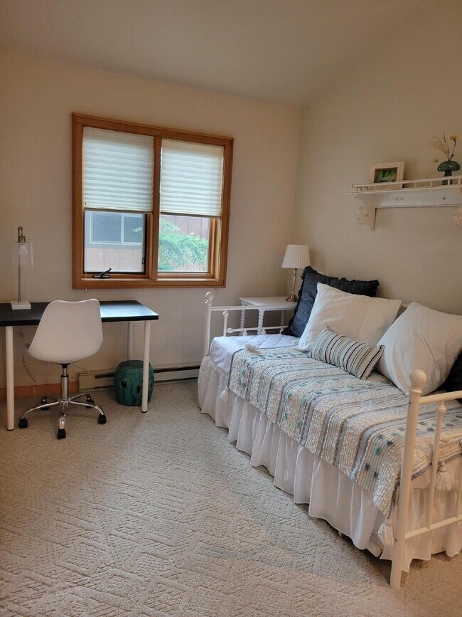 Building Photo - Furnished 3 bedroom, 3.5 bath