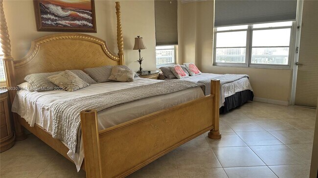 Building Photo - 3725 S Ocean Dr