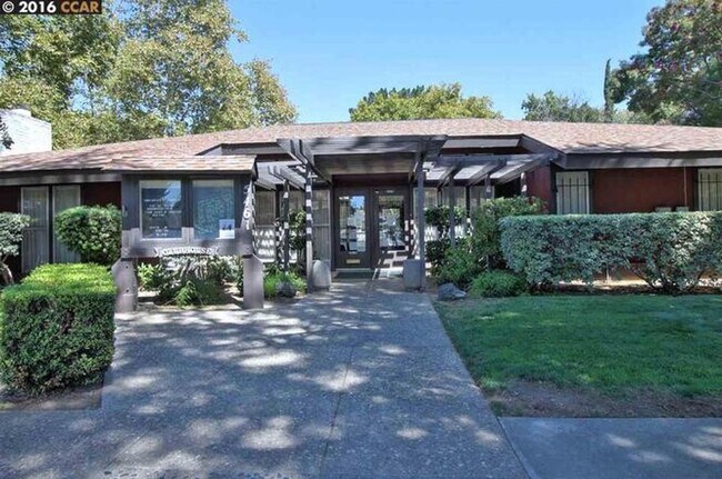 Building Photo - 5420 Roundtree Ct