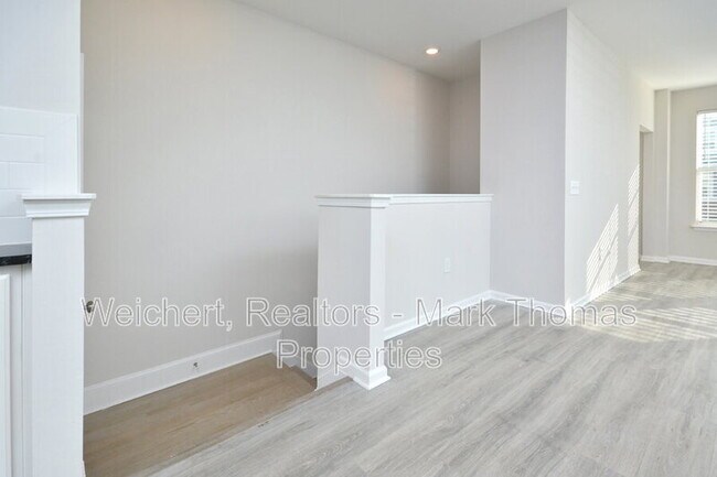 Building Photo - 1043 Manorhaven Dr