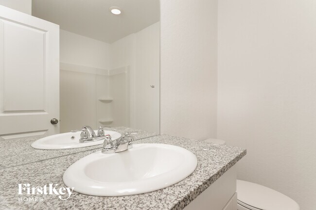 Building Photo - 10623 Vinateros Dr