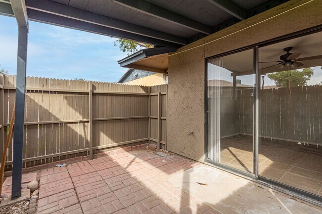 Building Photo - 2 Bedroom 1 Bath Condo in Desirable Chandl...