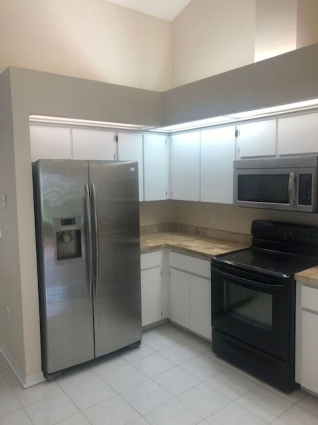 Building Photo - 4 Bedroom/2 Bath located in Broadmoor