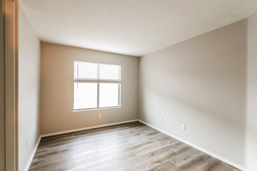 Building Photo - 16083 W Monroe St