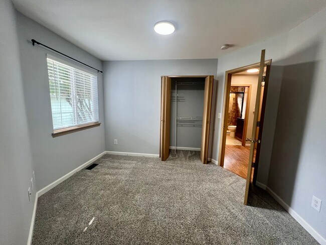 Building Photo - Well Maintained 3BD - Yard Maint. Included