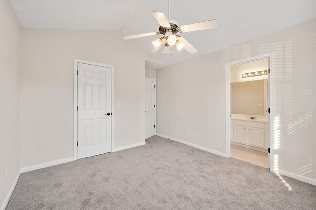 Building Photo - 2204 Valley Haven Dr